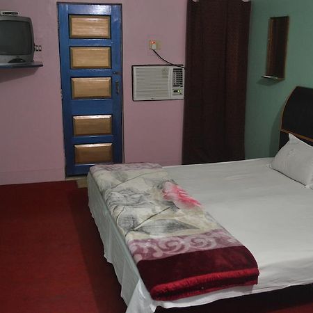 فاراناسي Hotel Sandeep المظهر الخارجي الصورة
