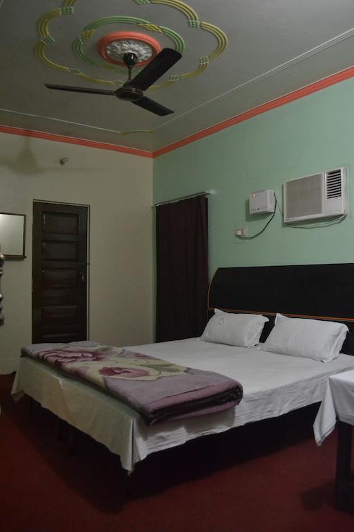 فاراناسي Hotel Sandeep الغرفة الصورة