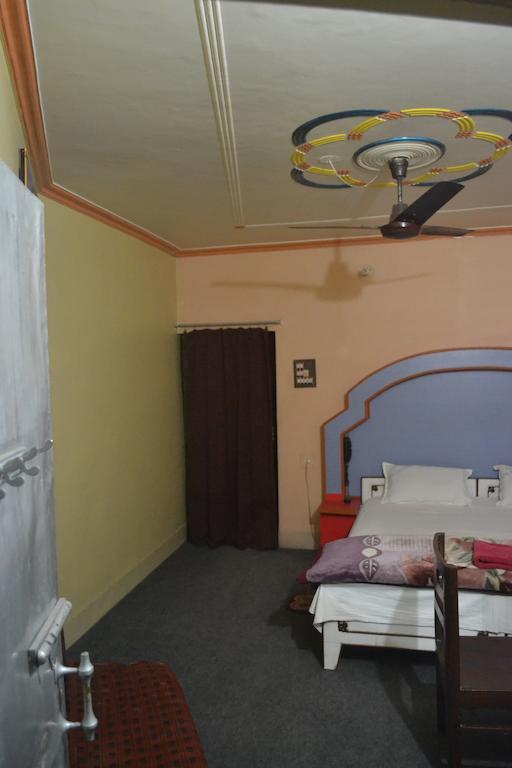 فاراناسي Hotel Sandeep الغرفة الصورة
