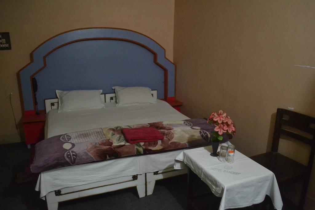 فاراناسي Hotel Sandeep الغرفة الصورة