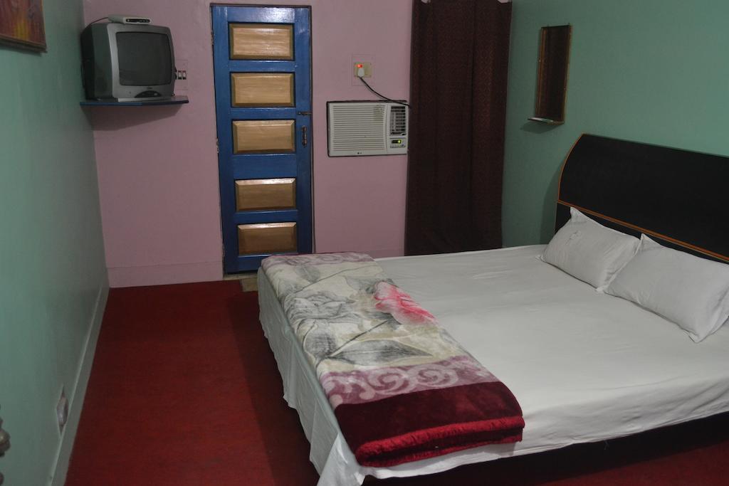 فاراناسي Hotel Sandeep المظهر الخارجي الصورة