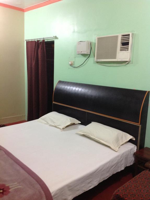 فاراناسي Hotel Sandeep المظهر الخارجي الصورة