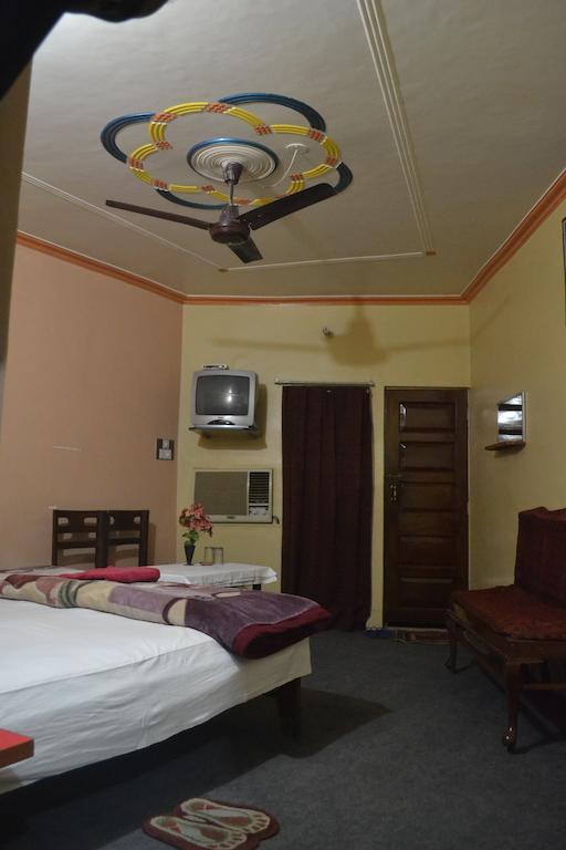 فاراناسي Hotel Sandeep المظهر الخارجي الصورة